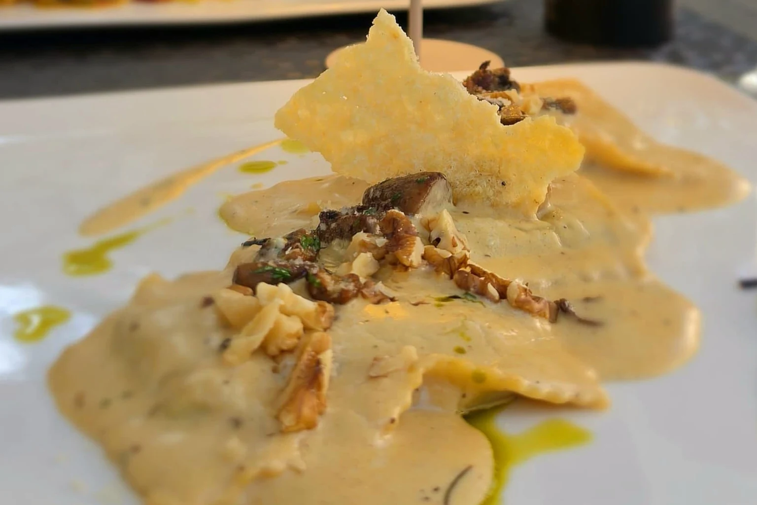 Ravioli in Kaesesauce mit Walnuessen vom Lieferdienst Toscana in Minden