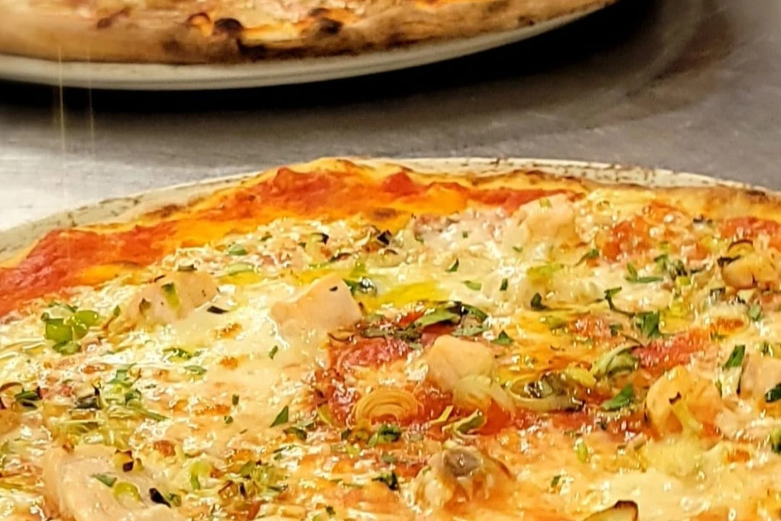 Frisch gebackene Pizza vom Lieferdienst Toscana in Minden