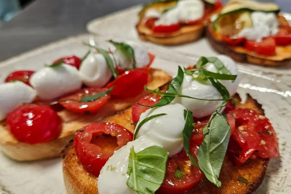 Bruschetta mit Tomaten und Mozzarella vom Lieferdienst Toscana in Minden