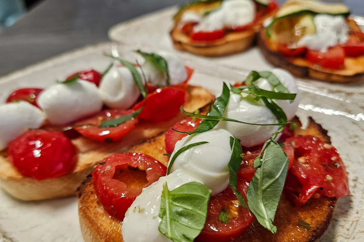 Bruschetta mit Tomaten und Mozzarella vom Lieferdienst Toscana in Minden